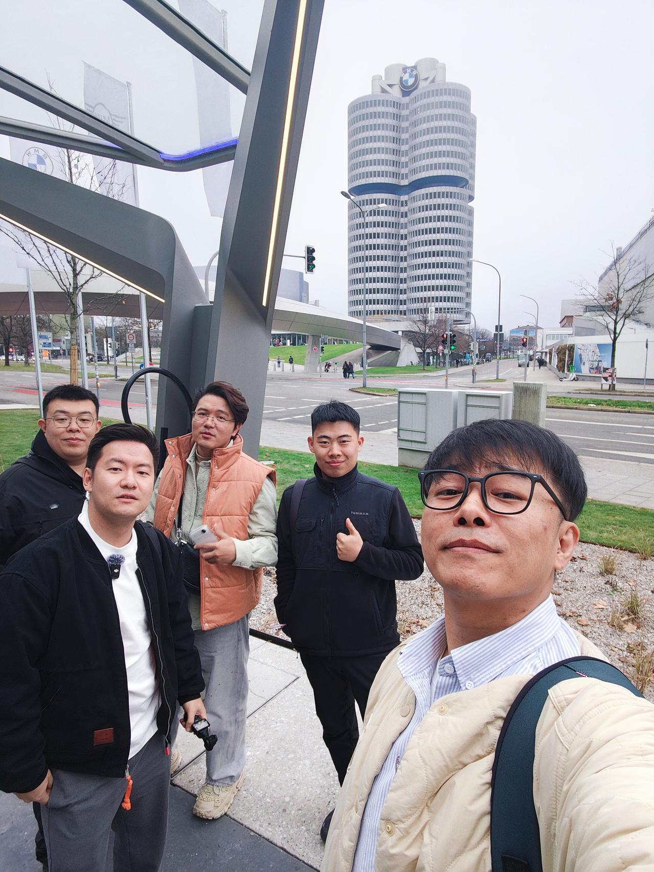 打卡宝马总部 四缸大厦
雷军打卡过的 宝马世界
超绝密的 FIZ研发中心
感慨，