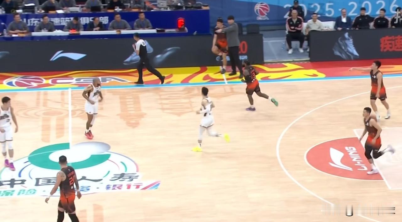 山东男篮出现戏剧一幕！昨晚山东男篮对阵吉林男篮，在比赛末节还剩1分43秒时，山东