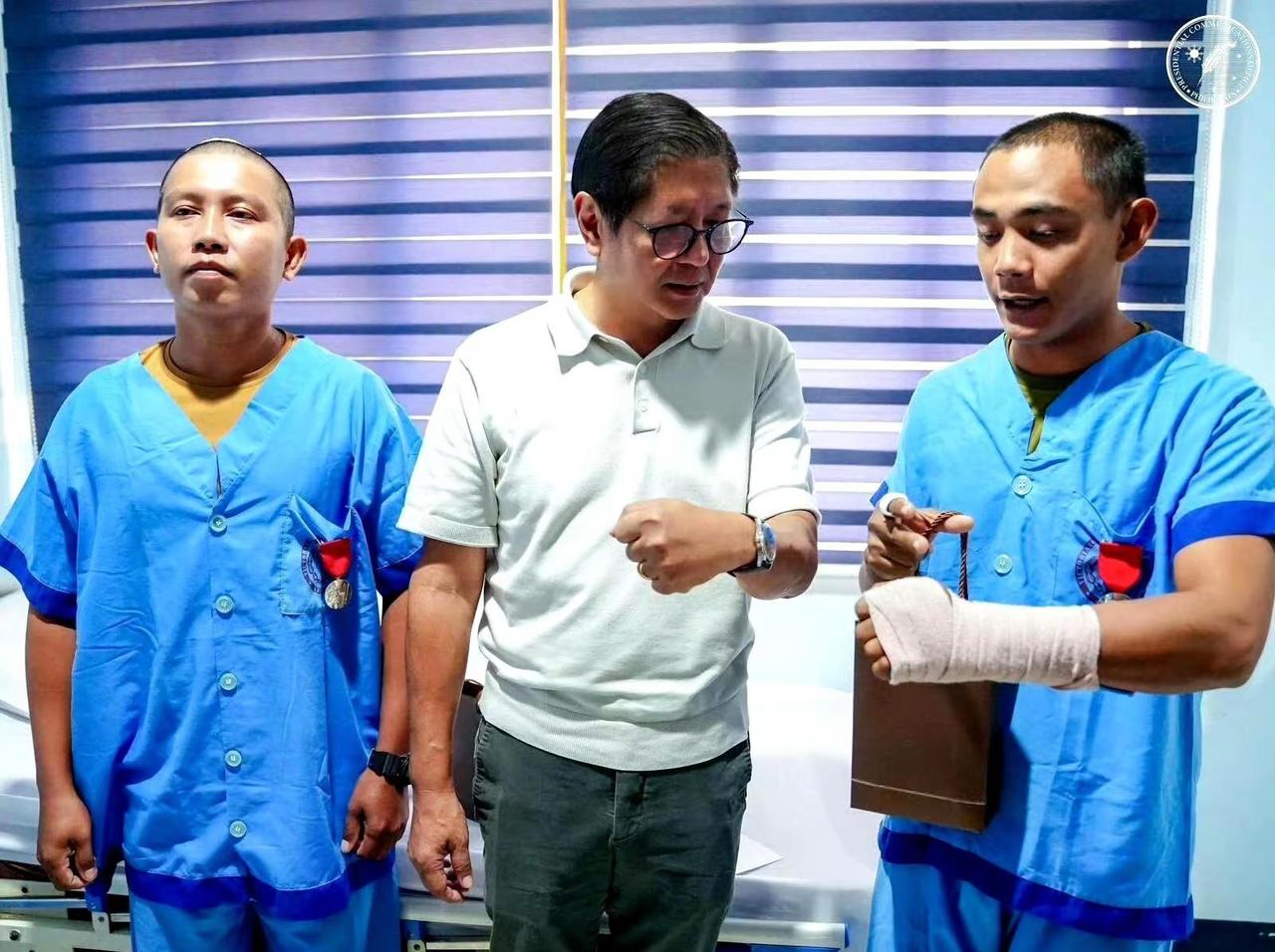 新事旧闻！（7月23日），菲律宾总统小马科斯去看了两个受伤的菲律宾海军人员，并向