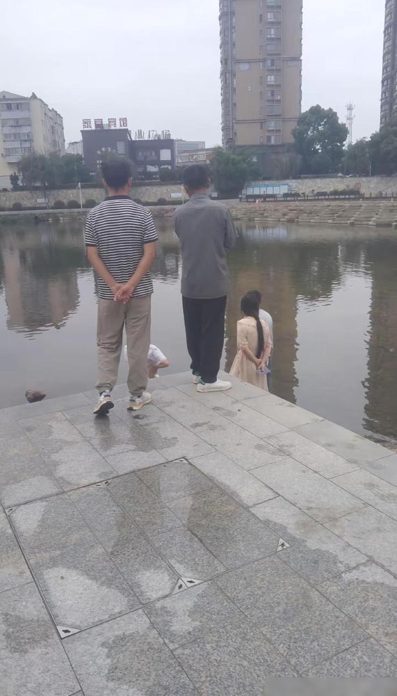 我有个好兄弟，参加了一个公益救援的组织，一分钱不拿，也没有工资。

之前我还跟身