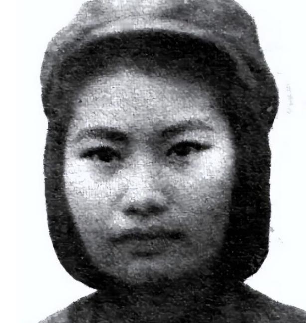 1939年，日本人的监狱里，一个女八路军被打得血肉模糊。突然，一个汉奸上前扇她耳