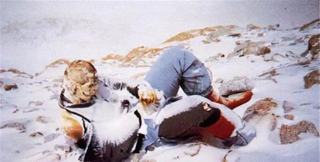 1998年，一对夫妻攀登珠峰，妻子被遗弃在山顶，她绝望喊道：“不要扔下我，好吗？