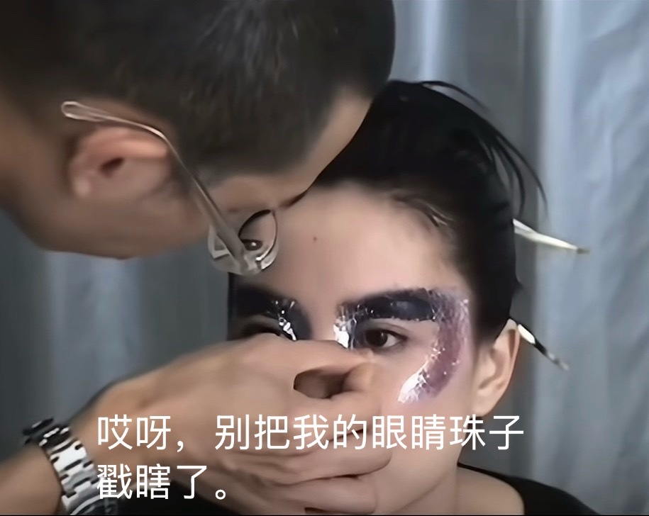 我现在会觉得其实大部分人，对自己以外的世界（他人）是不关注的，这种不关注来自于大
