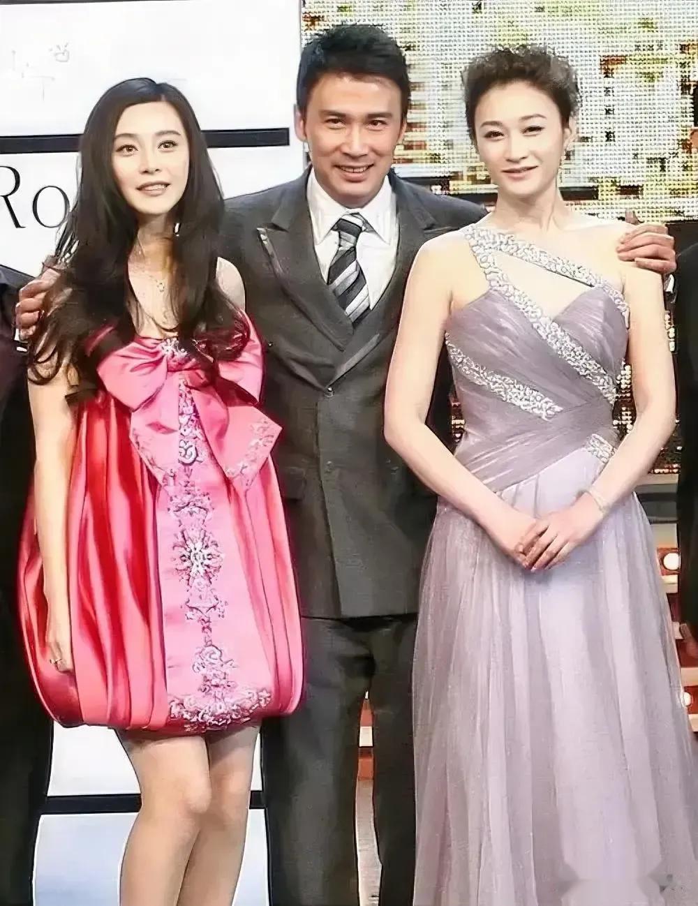 这帅小伙谁啊？？左搂右抱的？？