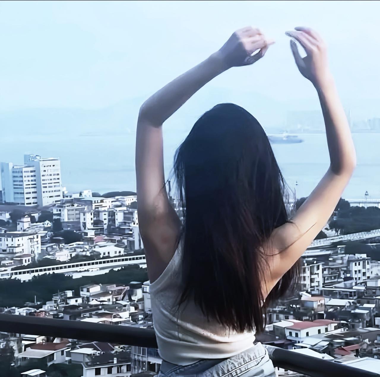 00后“剩斗士”小姐妹，在驾校“撞”上个98年月薪8000的男友，酸了！

我们