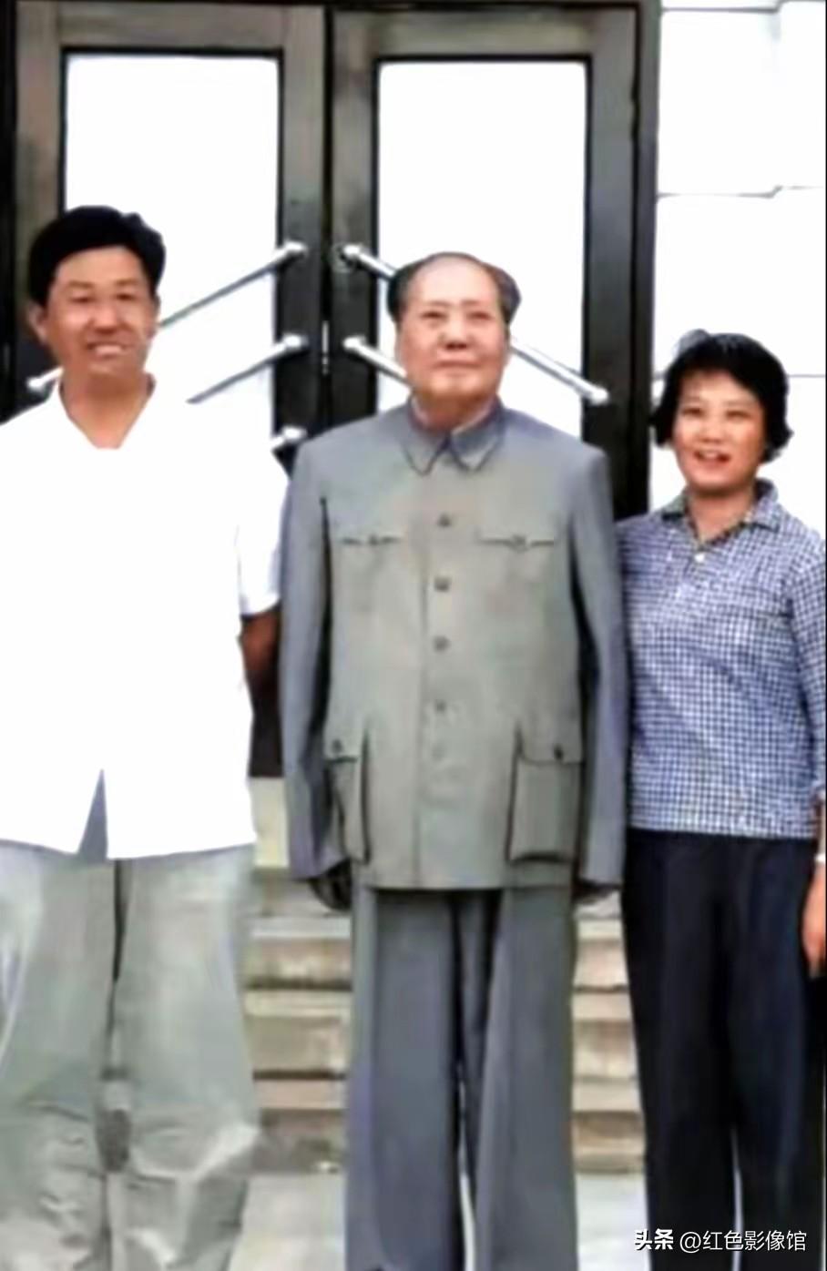 1965年重上井冈山，伟人毛主席与贺子珍的妹妹及随行人员在驻地门前合影。回望峥嵘