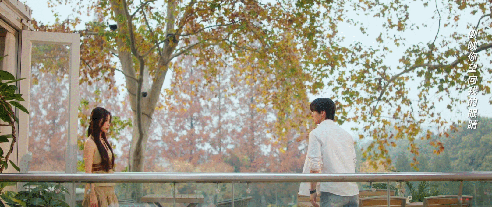 重逢的那一刻心跳比我先认出你分别七年，重逢只用了一支钢笔的时间。姜暮红着眼眶走来