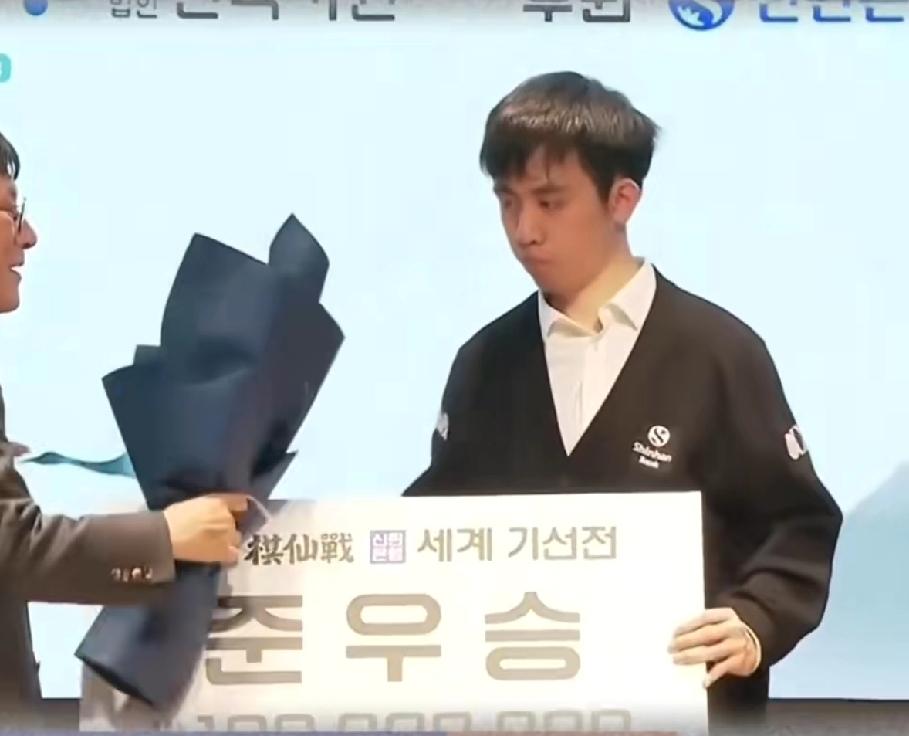 棋仙战获亚~
王星昊下一个目标是~~


由韩国棋院主办，新韩银行提供赞助的世界