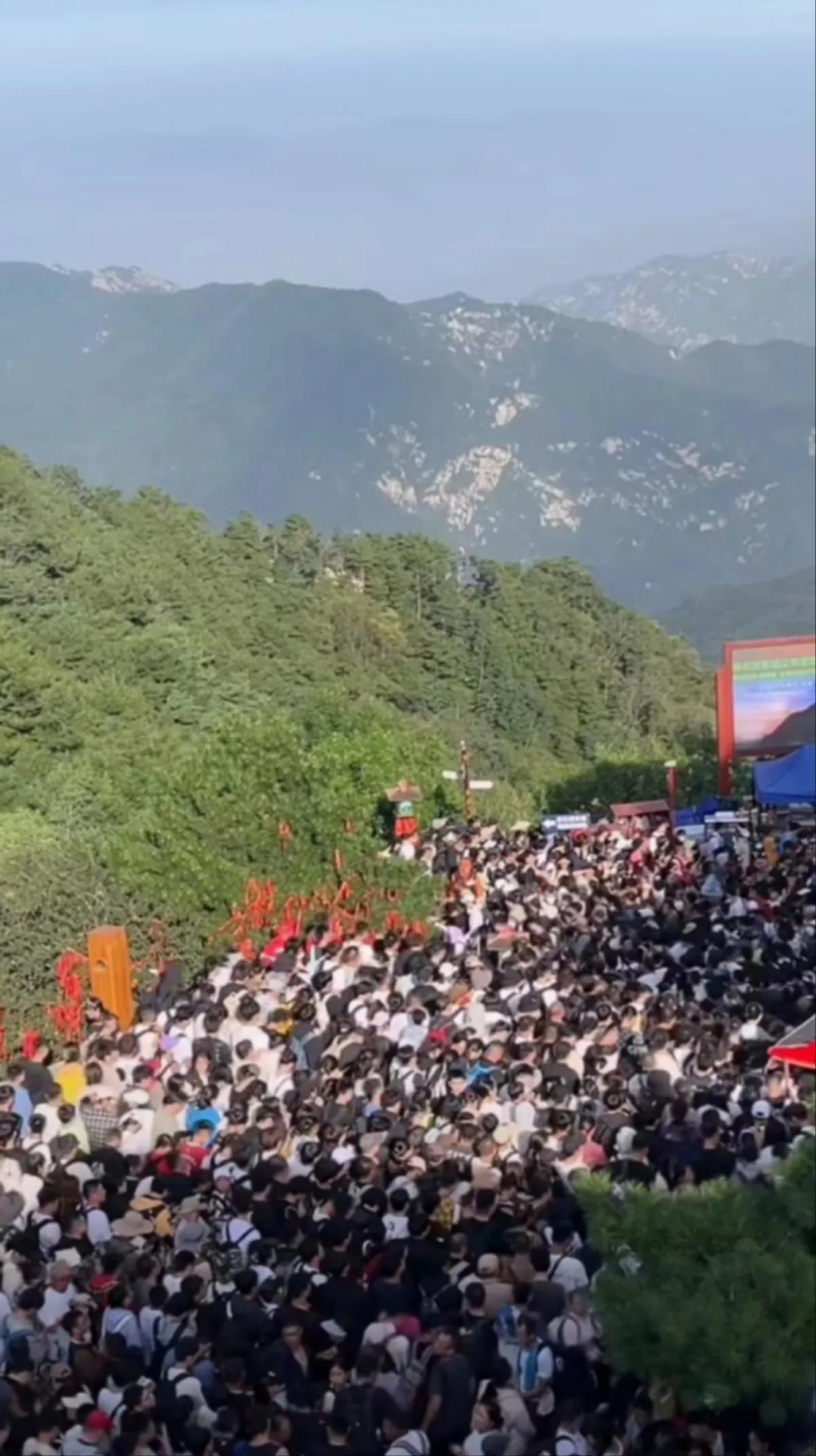 10月大假的第一天，泰山天气晴朗，太阳暖洋洋的照着山顶，树木青翠欲滴，山峰绵延不