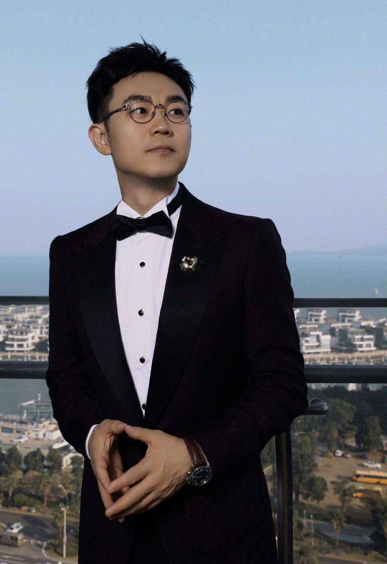 大鹏
吉林建筑大学工程管理专业
完全和影视无关，无导演、表演科班训练
聚焦底层小