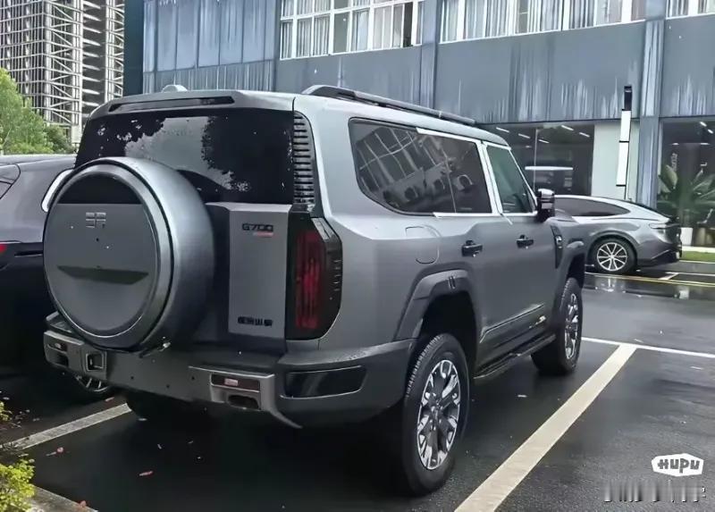 就说你第一印象这是不是方程豹吧。。。。其实这是奇瑞的大G，捷途纵横G700。。。