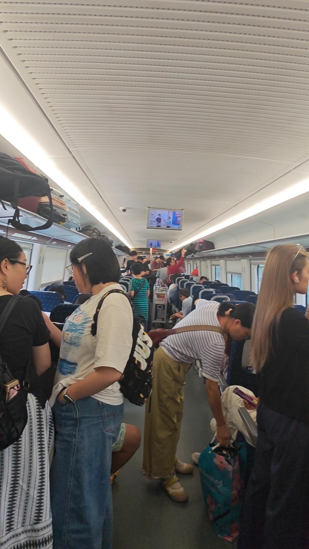 你敢信这是高铁？？这堪称坐地铁了