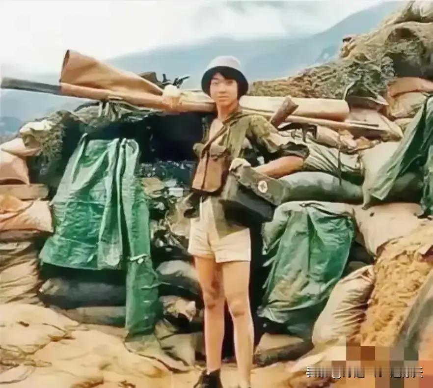 老山前线女护士吴玲，这张照片看哭了无数人！肩扛担架、背着急救箱，她早已忘记自己是