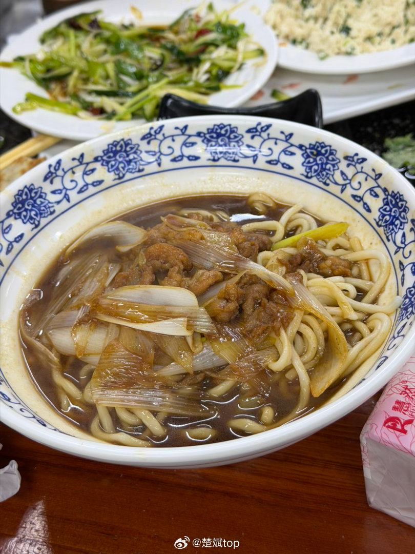 今天跟着和吃涮肉，太爽了，终于正经吃一顿饭了，那叫一个地道儿！ 