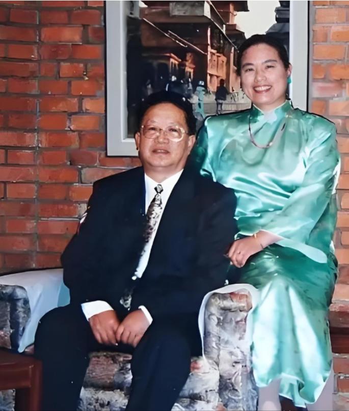 [中国赞]2005年，中国驻尼泊尔外交官朱敏才退休后，瞒着子女，带着妻子连夜离家