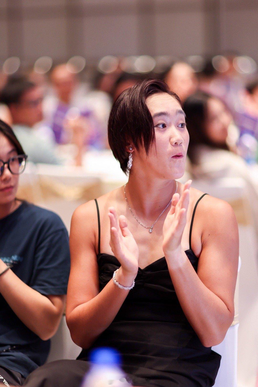 #广网2024# 女单首轮，卫冕冠军王曦雨赛末小编一下，6-2/6-4击败鲁斯，