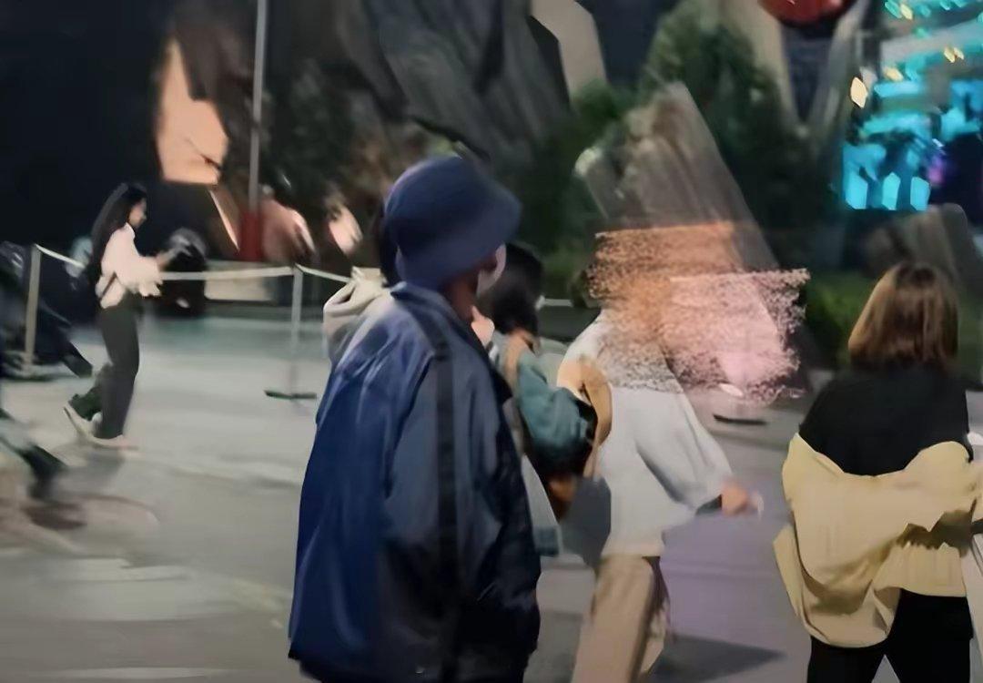 王俊凯 环球影城有网友晒出了他们在环球影城鬼屋的欢乐瞬间。王俊凯和全红婵一起去玩