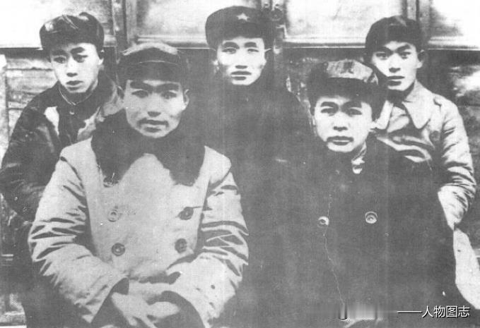 1937年1月，红15军团与红74师的部分干部于陕西省商县城会师时合影。
前排左