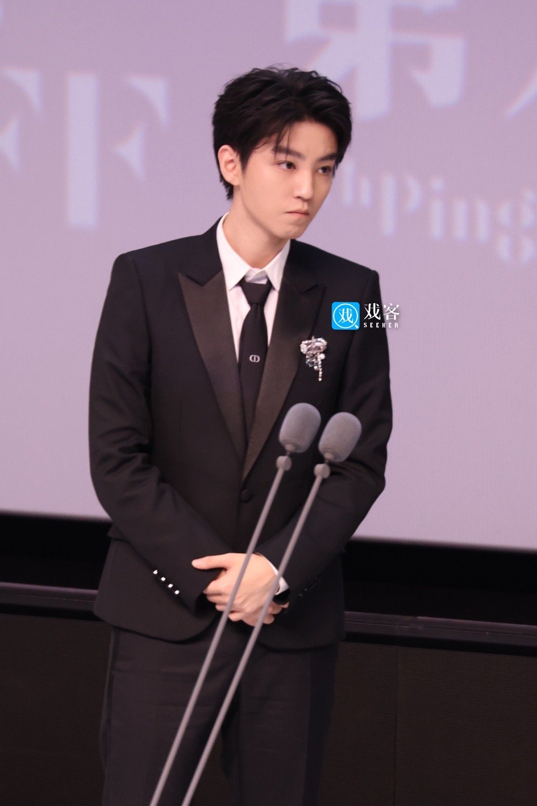 【戏客现场】王俊凯平遥之夜上台颁奖生图🈶连续四年担任平遥国际电影展特约策展人的