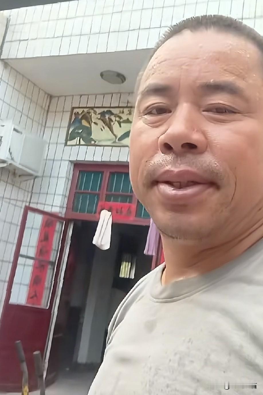 西平嫌犯夏付钢外表看着敦厚老实，翻看他的社交动态，给人的印象也是踏实肯干。谁能料