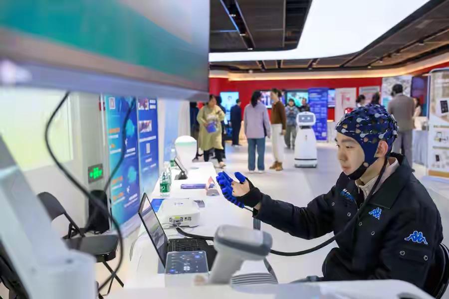 随着科技的飞速发展，脑机接口（Brain-Computer Interface，