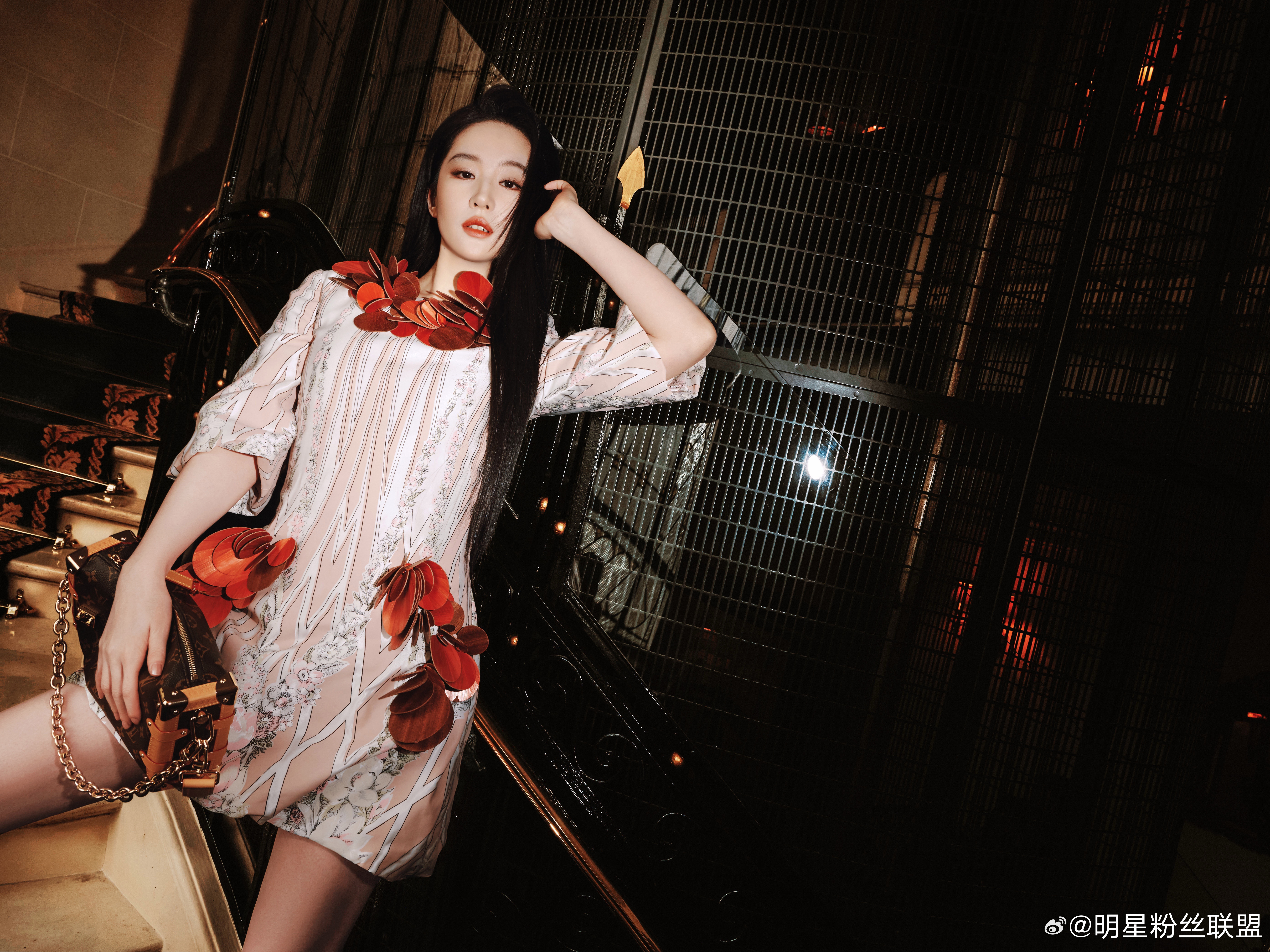 刘亦菲黑长直 黑长直一出场，整个秀场的氛围都安静下来。刘亦菲自带的清冷气质，简单