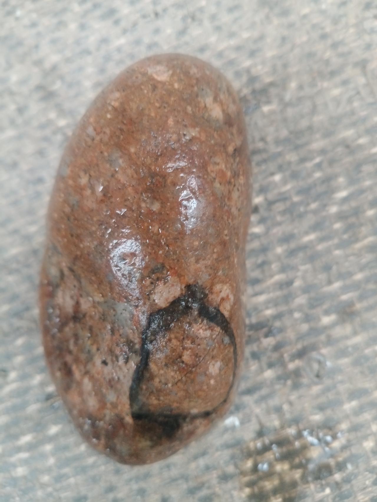 晒晒你收藏的石头这是我收藏的一块石头，晃看没有稀奇的特色，但仔细看一下，才发现它