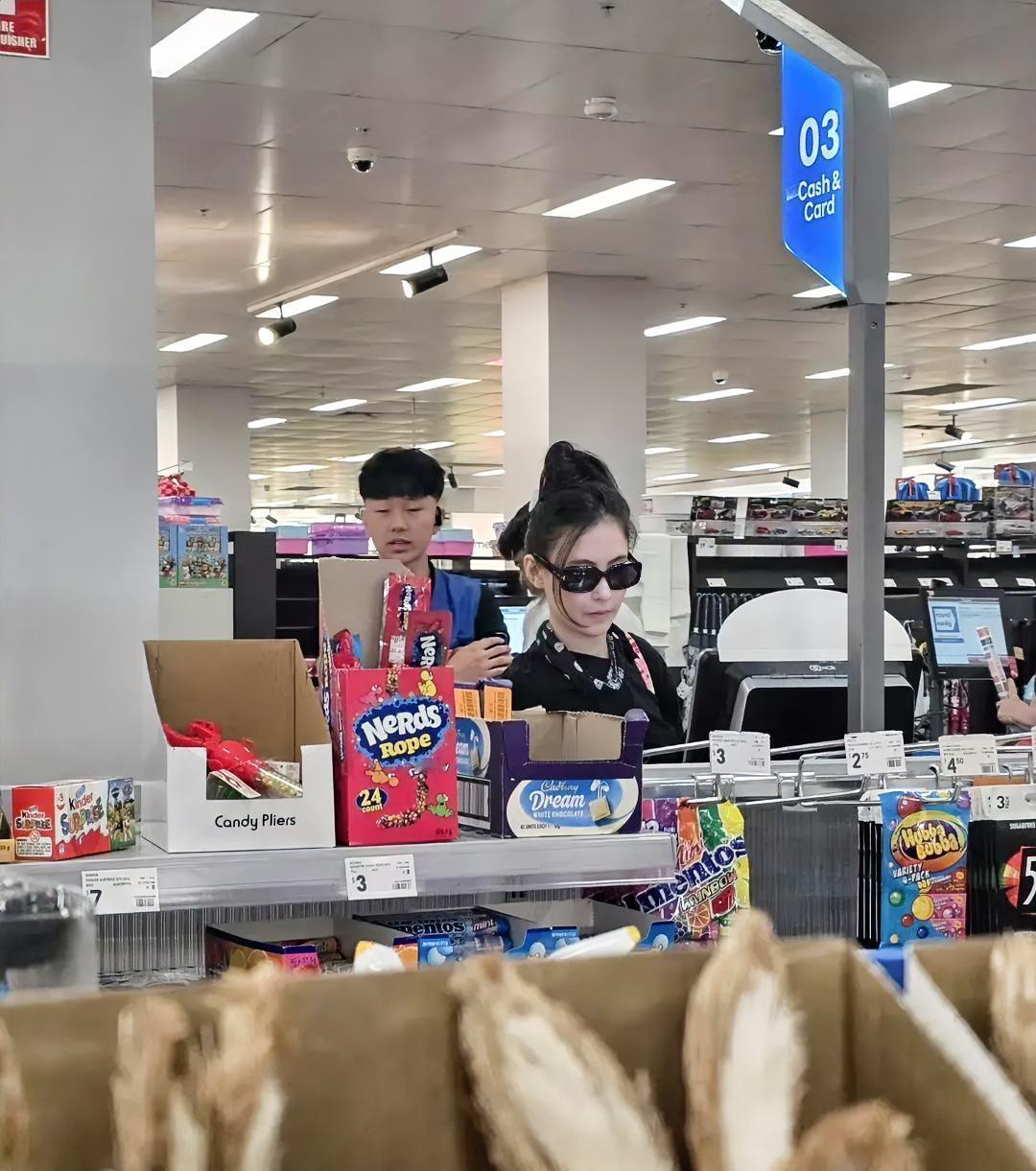 谁懂啊！在悉尼街头偶遇张柏芝
本人比精修图美10倍，完全不像三娃妈
 
本来只是