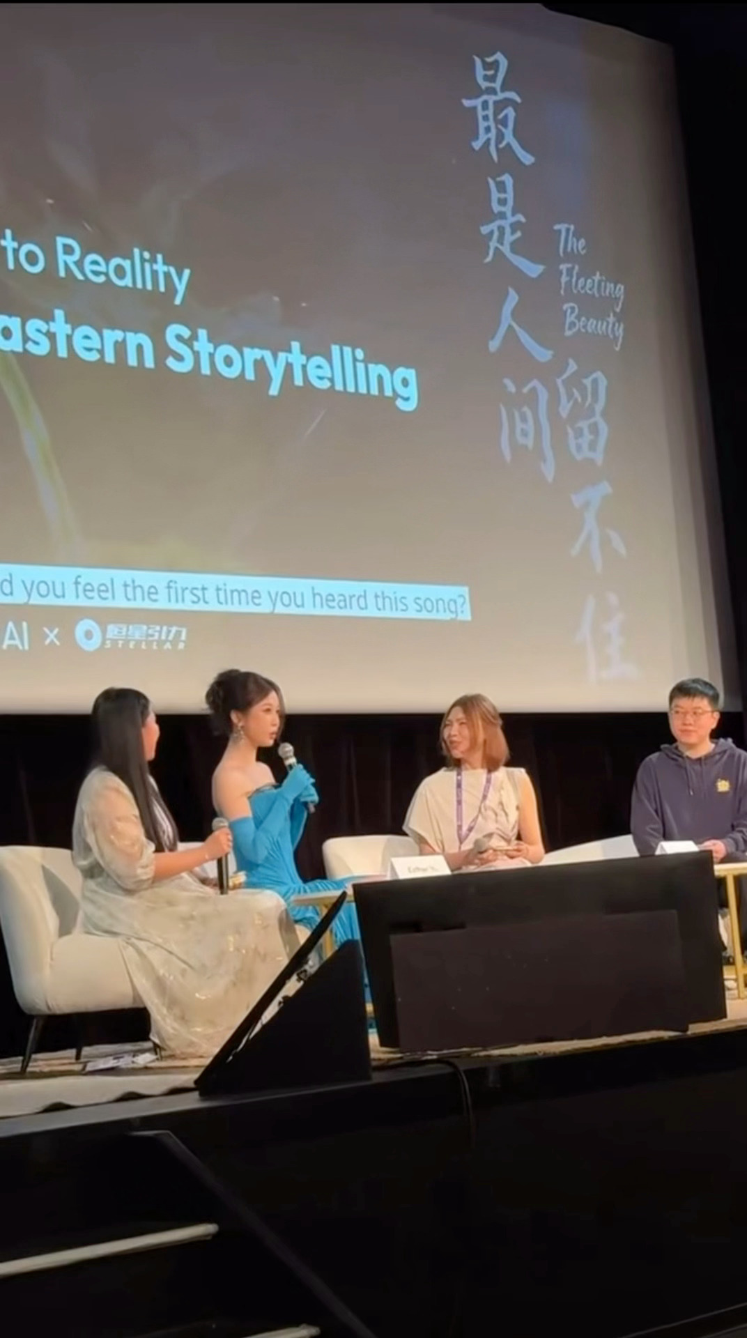 憨憨的bonjour~ 虞书欣湖蓝亮色长裙