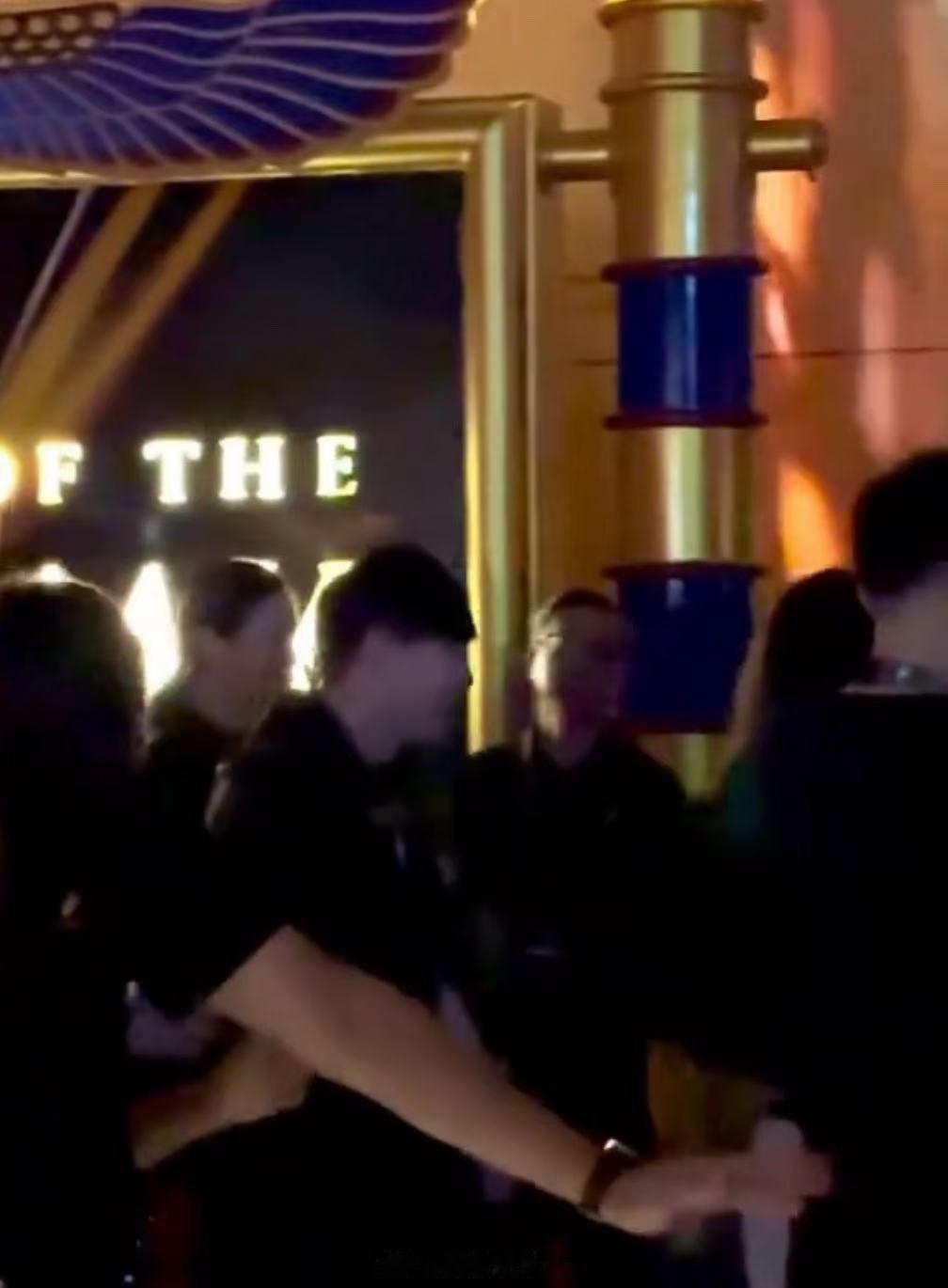 新加坡环球影城偶遇林俊杰七七新加坡环球影城偶遇林俊杰七七！ 环球影城偶遇林俊杰七
