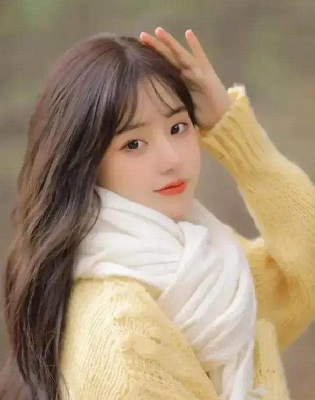 “没钱谈什么尊严？
”凌晨两点，外卖骑手老赵把电动车停在桥洞下，掏出当天收入：2