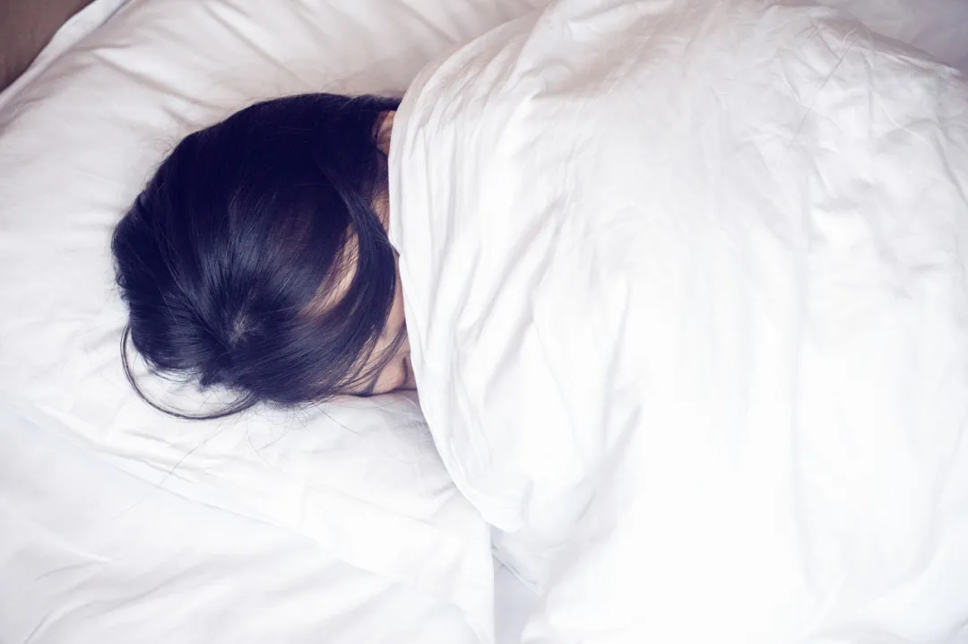 【#每天必须睡够8小时说法不严谨#】“一天要睡够8小时”的说法并不严谨，反而会让