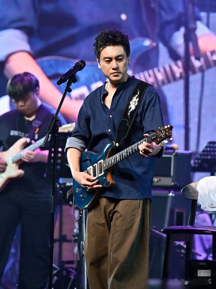 阿信台上那几句不忍心空角落，我差点以为他要当场呼叫直升机接朱孝天了。
结果呢？