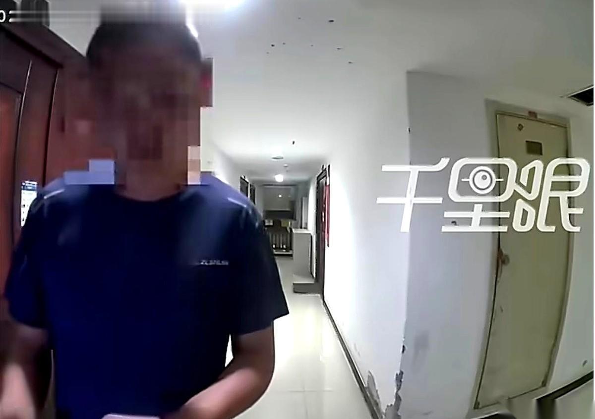 门外传来一声极其清脆的长“滴——”，智能锁的绿灯骤然亮起，紧接着机械锁芯“咔哒”