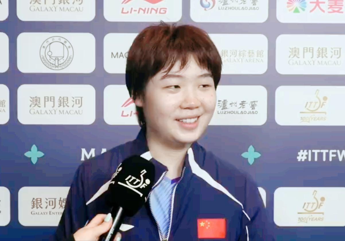 蒯曼3:0零封微笑女孩王艾米后，记者采访自己也笑了！
果然两人都是小女孩心性。