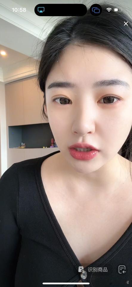 今天，黄一鸣在直播间里说，闪闪爸不给抚养费，不给就不给。她并不因为闪闪爸不给钱放
