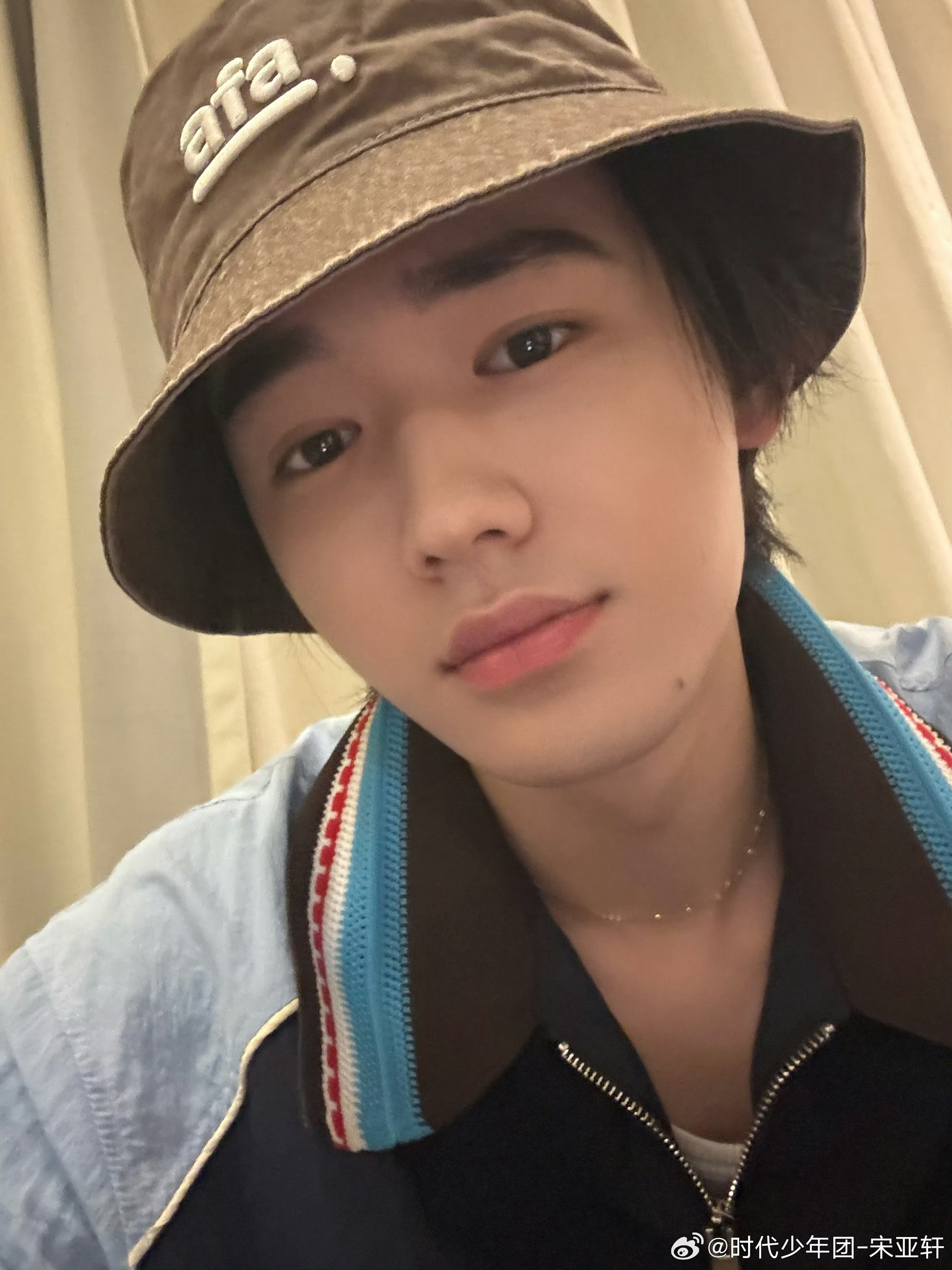 宋亚轩在马尔代夫晒黑了锁骨吸溜吸溜💧乖巧软软报备轩来也！在马尔代夫晒黑了，嘻嘻