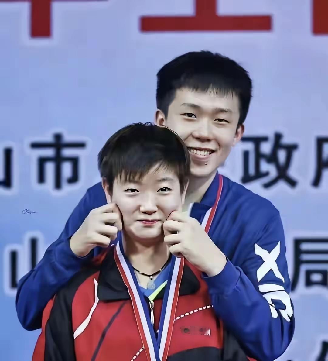 这张照片让人爱
轻松又欢快
莎头兄妹真亲切
稚嫩纯天赖
初出茅庐的一对
履历号小