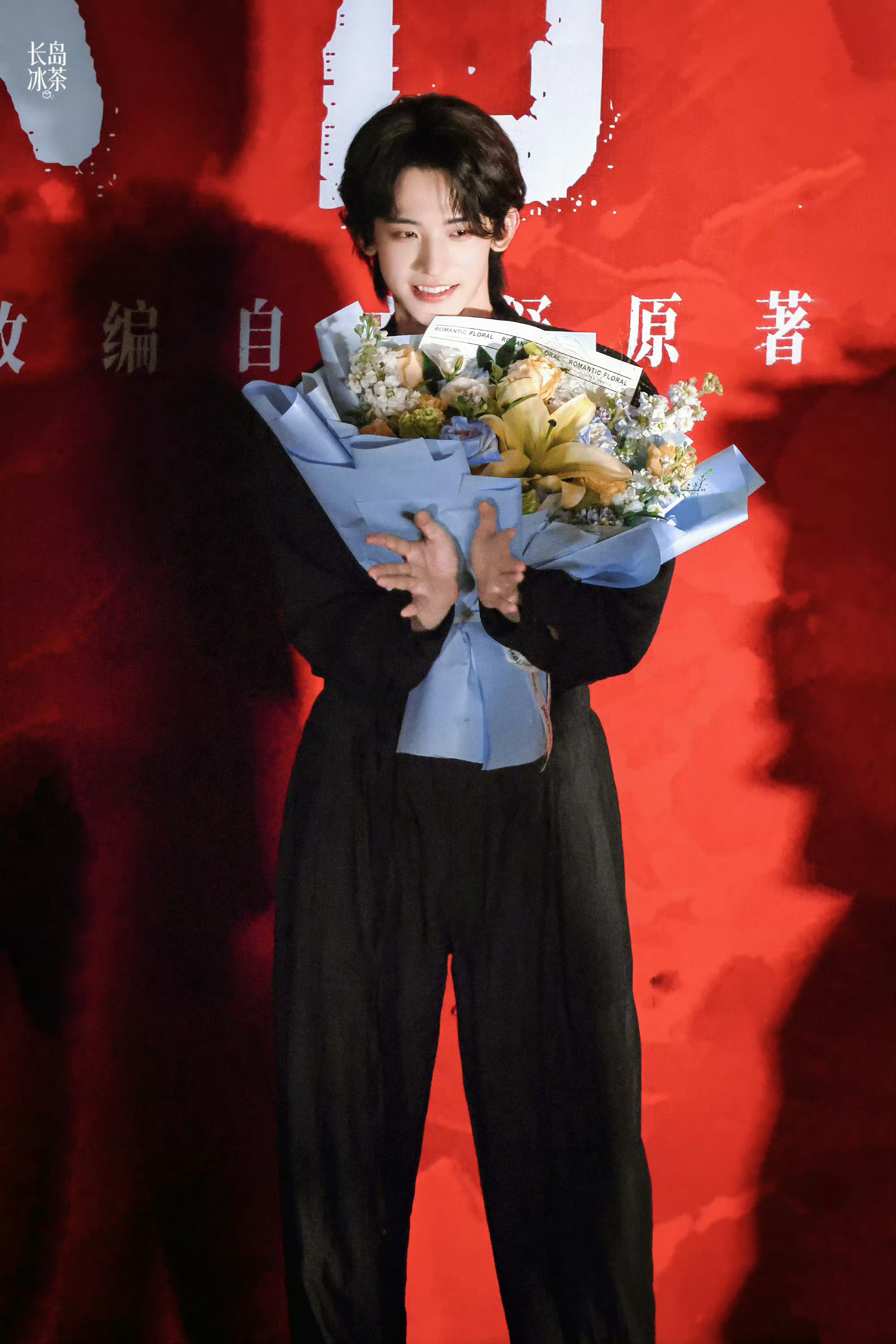 白鹿彭冠英常华森杀青合照白鹿、彭冠英、常华森主演的《开到荼蘼》昨日杀青，合照剧透