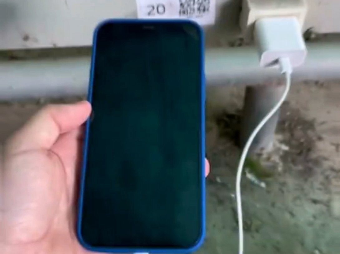 五一出门手机成了女朋友充电宝五一出游人为了充电能有多努力手机越来越智能，但是总感