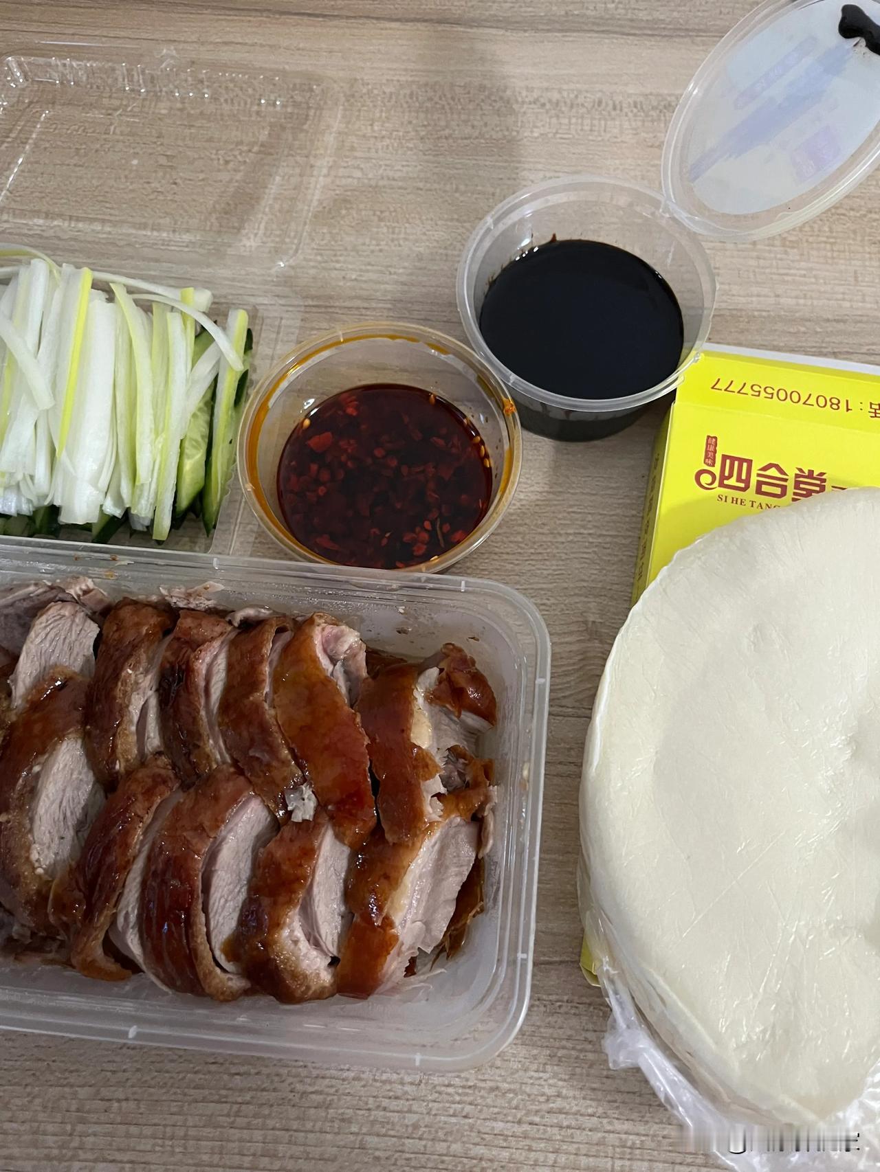 美食让人感到快乐！
要和朋友一起吃很多顿饭
积累很多天的开心


 