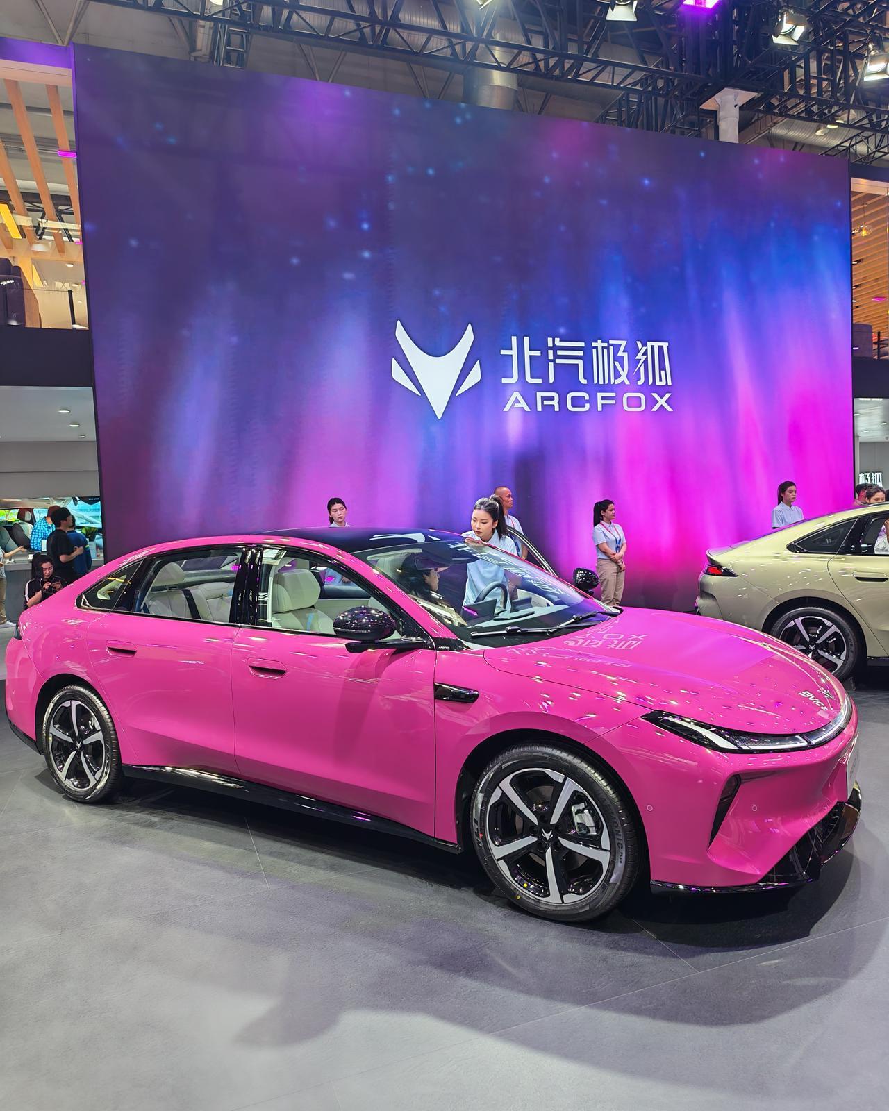 北汽极狐S3这个车，代号小于S5，但感觉像是S5的一个平替。车身内部空间极为充裕