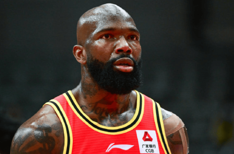 琼斯：看了首轮仍觉得自己是联盟前五外援，谦虚点不说前三