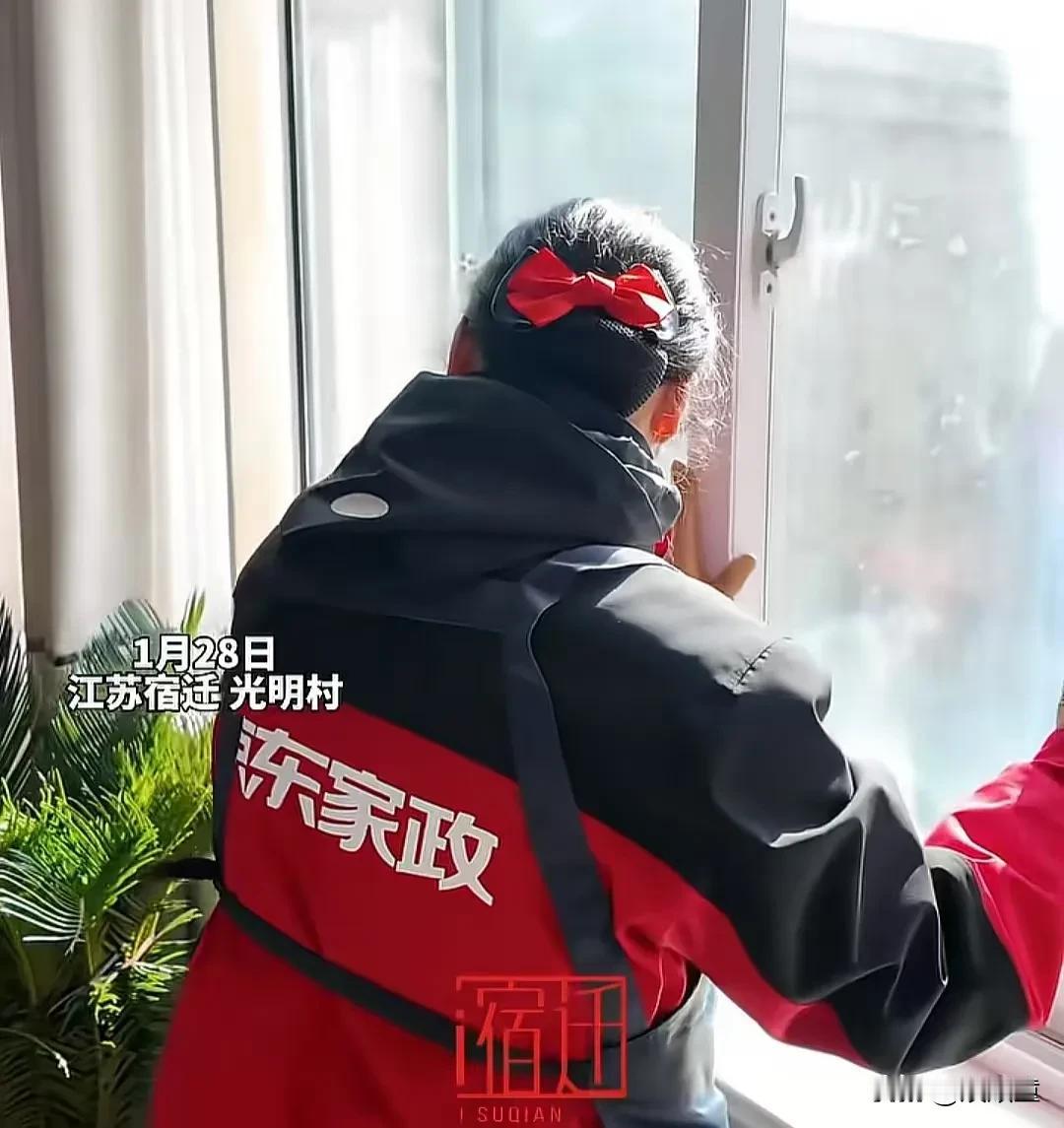 刘强东对光明村村民好的过分！
本以为只有发的年货礼品，办的村晚。还派出了京东家政