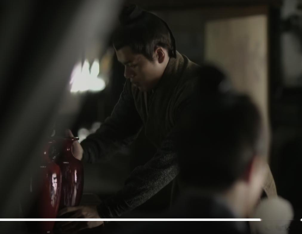 这牛血红的郎窑瓶子和出戟尊，真不像令堂的东西，像康熙雍正的东西[哈哈]#沅汰博物