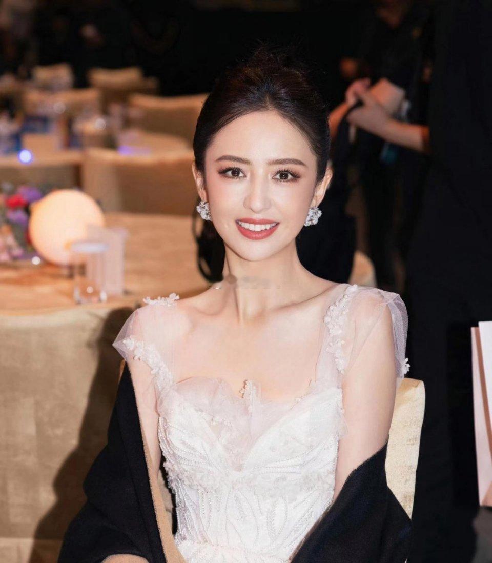 佟丽娅都不老的吗？她现在都好像已经四十几岁了吧，可她最近出席活动的样子，她身穿一