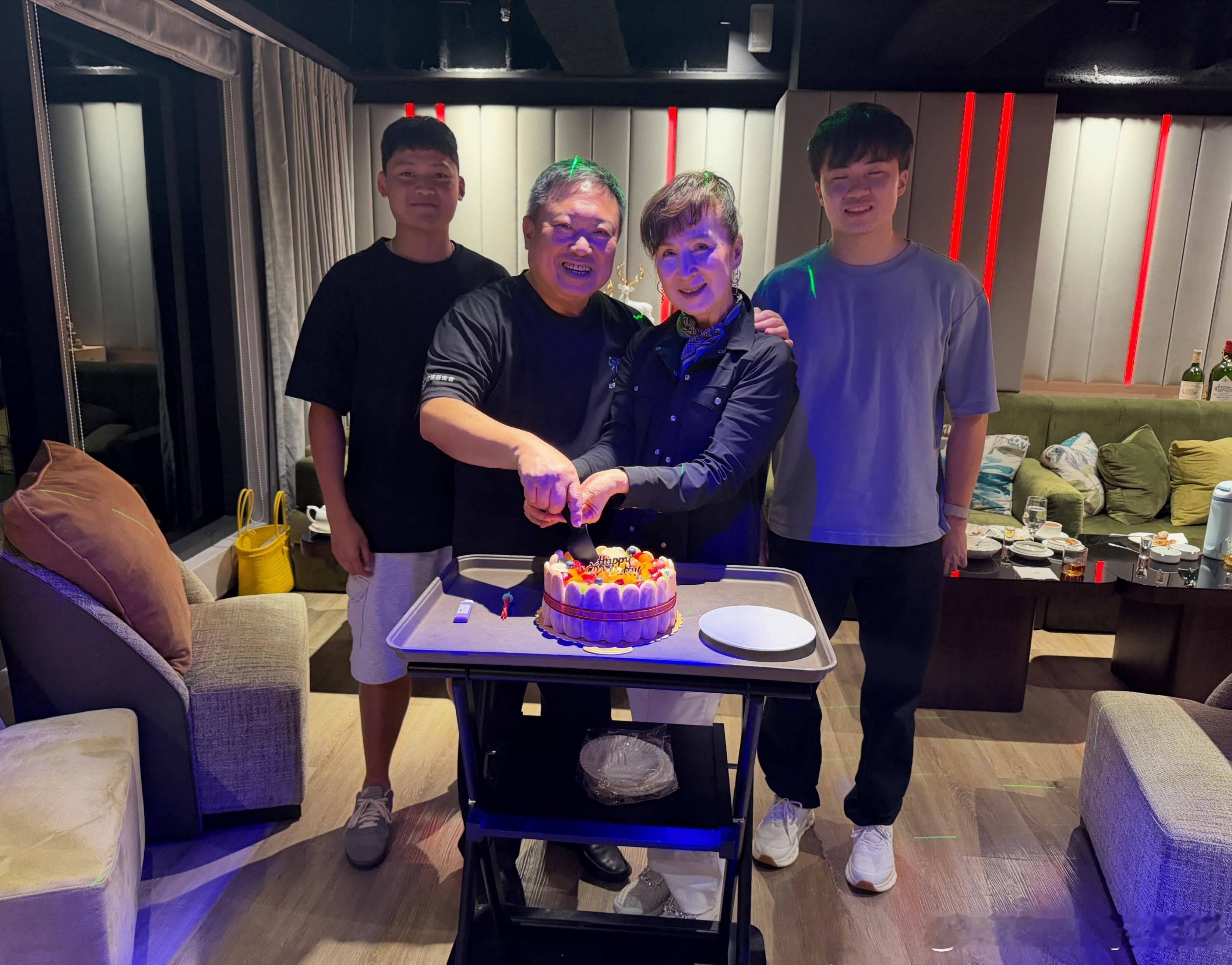 林昀儒为宏道基金会林鸿道主席庆生🎂 