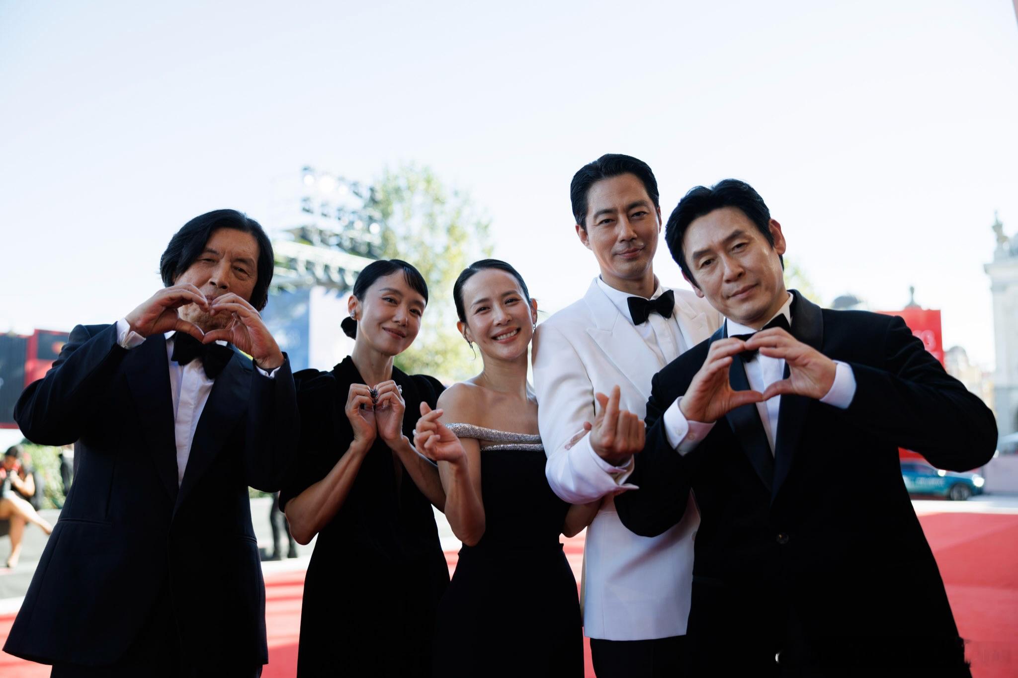 威尼斯电影节官方发布的一组《可能的爱情》剧组的照片 