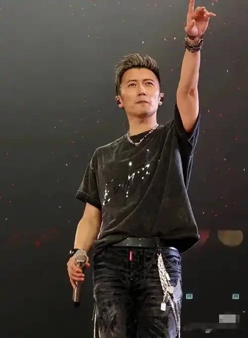 谢霆锋来太原开演唱会了，
作为85后，
看到他我依旧喜欢的不行，
我在想。
如果