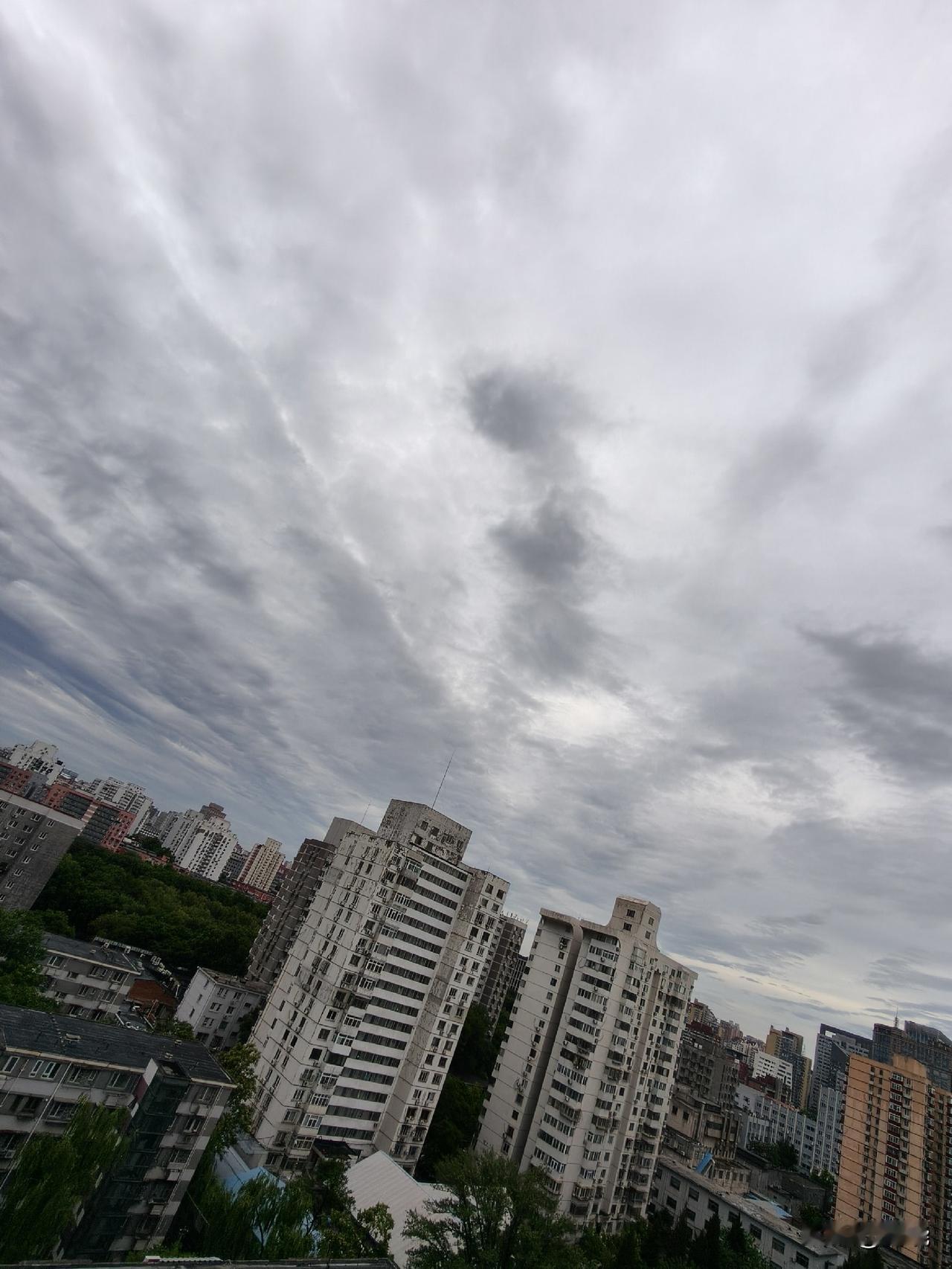5月18日早5点30分，北京天空的云，纹理清晰，灰中透蓝，有点要放晴的感觉。
天